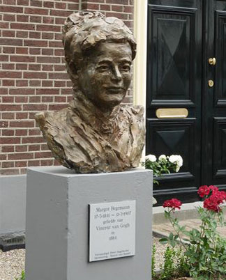 Bust Statue of Margot Begemann in front of Salon Nune Ville